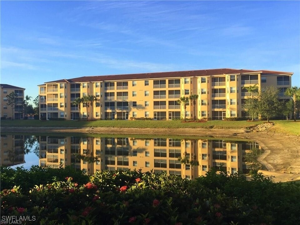 8490 Kingbird Loop in Ft. Myers, FL - Building Photo