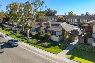 Hillsdale Terrace West in Visalia, CA - Foto de edificio - Building Photo