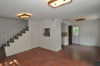 2210 Del Curto Rd in Austin, TX - Building Photo - Building Photo