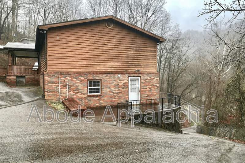 1233 Collins Hwy in Pikeville, KY - Building Photo