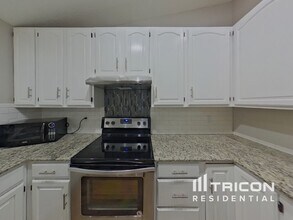 805 Garrison Ct in Burnsville, MN - Building Photo - Building Photo