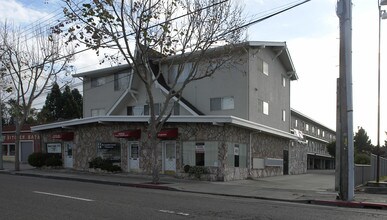 Linda D Apartments in San Leandro, CA - Foto de edificio - Building Photo