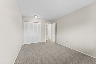 23700 W Warren Ave in Dearborn Heights, MI - Foto de edificio - Building Photo