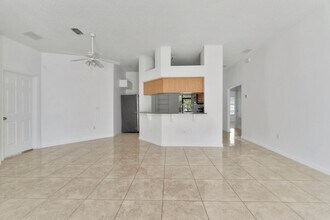 11007 Whitecap Dr in Riverview, FL - Building Photo - Building Photo