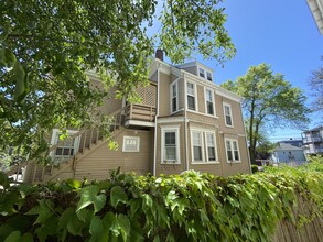 211 Holland St, Unit 2 in Somerville, MA - Foto de edificio - Building Photo