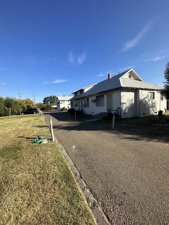 1341 W Lodi Ave in Lodi, CA - Building Photo