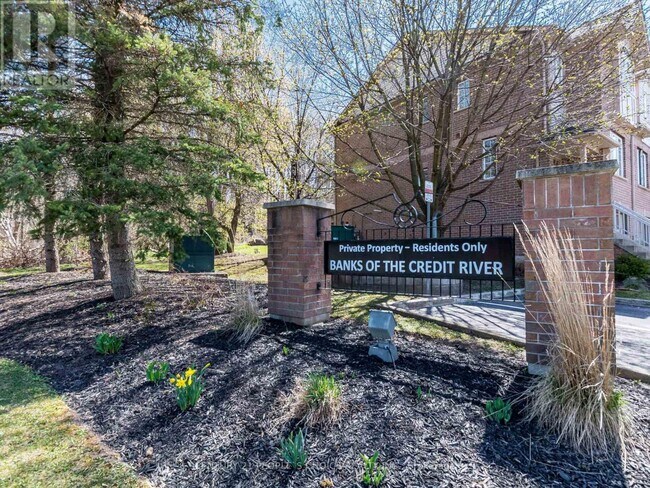 18 Palomino Trail in Halton Hills, ON - Building Photo - Building Photo