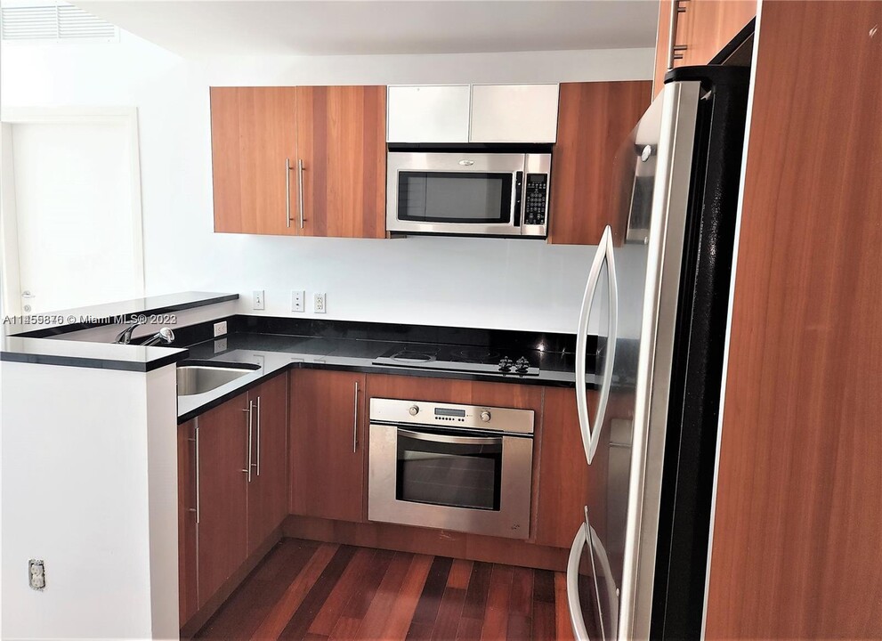 300 S Biscayne Blvd, Unit T-1611 in Miami, FL - Building Photo