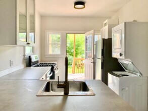 216 State St, Unit 1 in Hudson, NY - Building Photo - Building Photo