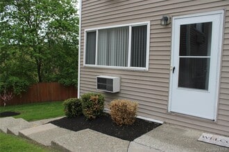 8 Fishkill Glen Dr in Fishkill, NY - Building Photo - Building Photo
