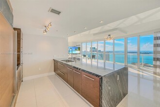 465 Brickell Ave, Unit 4303 in Miami, FL - Building Photo - Building Photo