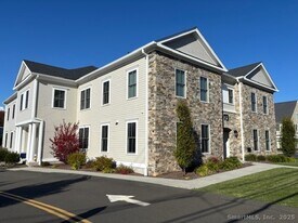 73 W Main St in Clinton, CT - Building Photo