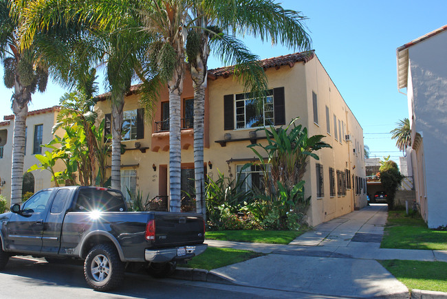 425 N Sierra Bonita Ave in Los Angeles, CA - Foto de edificio - Building Photo