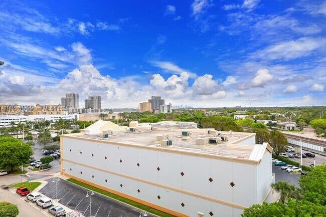7280 SW 90th St in Miami, FL - Building Photo - Building Photo
