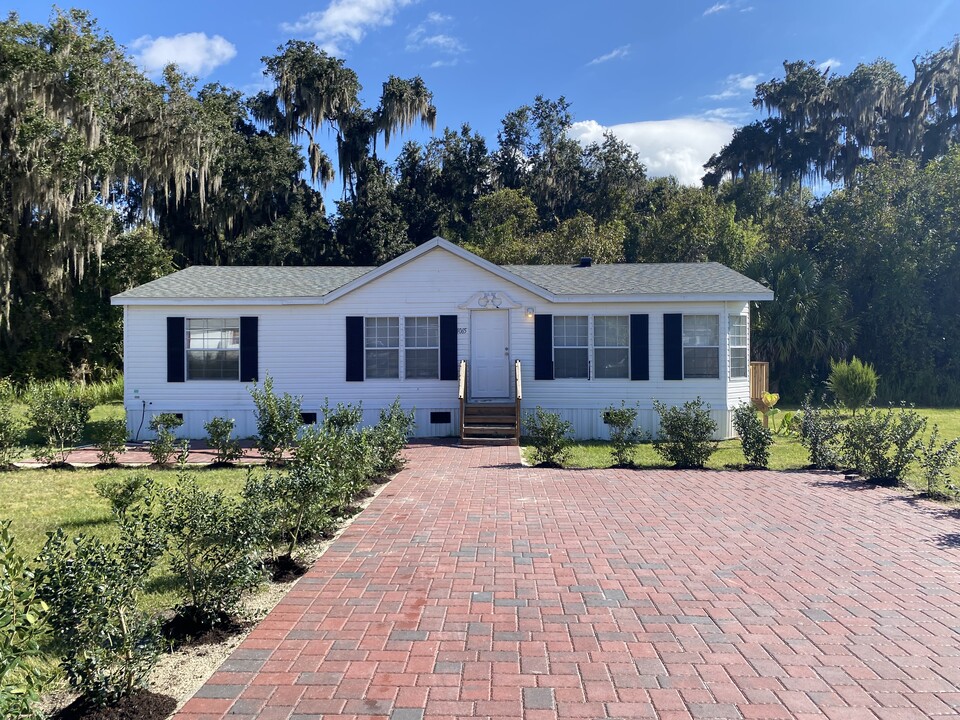 4065 Northwest 40th Terrace in Lake Panasoffkee, FL - Building Photo