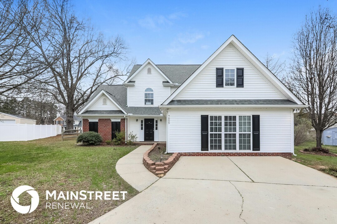 7009 Gatwick Ln in Matthews, NC - Building Photo