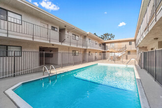 12244 Riverside Dr in Valley Village, CA - Foto de edificio - Building Photo