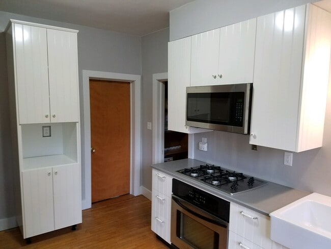 1011 Porter Ave, Unit downstairs