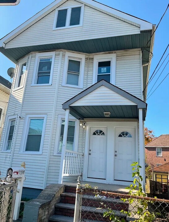 102 Dubois Ave in Staten Island, NY - Building Photo