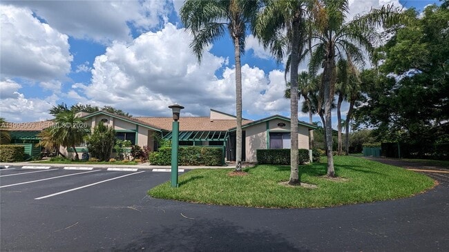 460 Lakeview Dr in Weston, FL - Building Photo - Building Photo