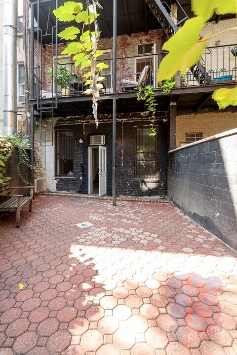 564 Hudson St in New York, NY - Building Photo