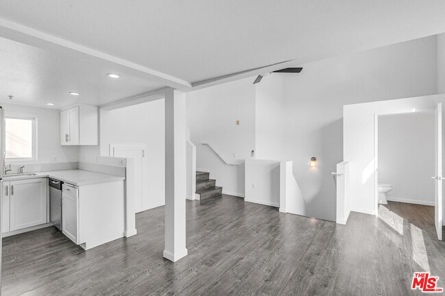 4980 S Centinela Ave in Los Angeles, CA - Building Photo - Building Photo