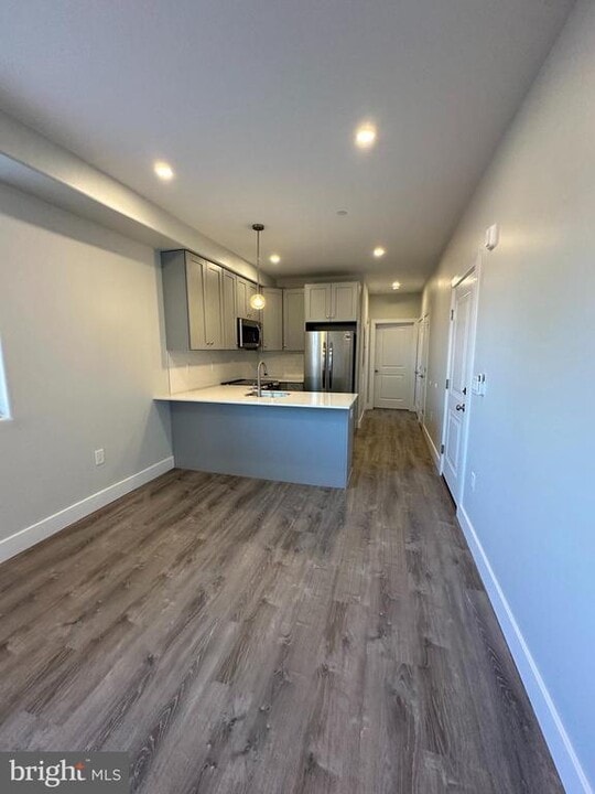 900 W Susquehanna Ave in Philadelphia, PA - Building Photo