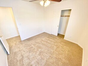 584 Playa Linda Pl in Las Vegas, NV - Building Photo - Building Photo