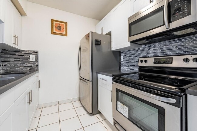 250 NW 107th Ave, Unit 205 in Miami, FL - Foto de edificio - Building Photo