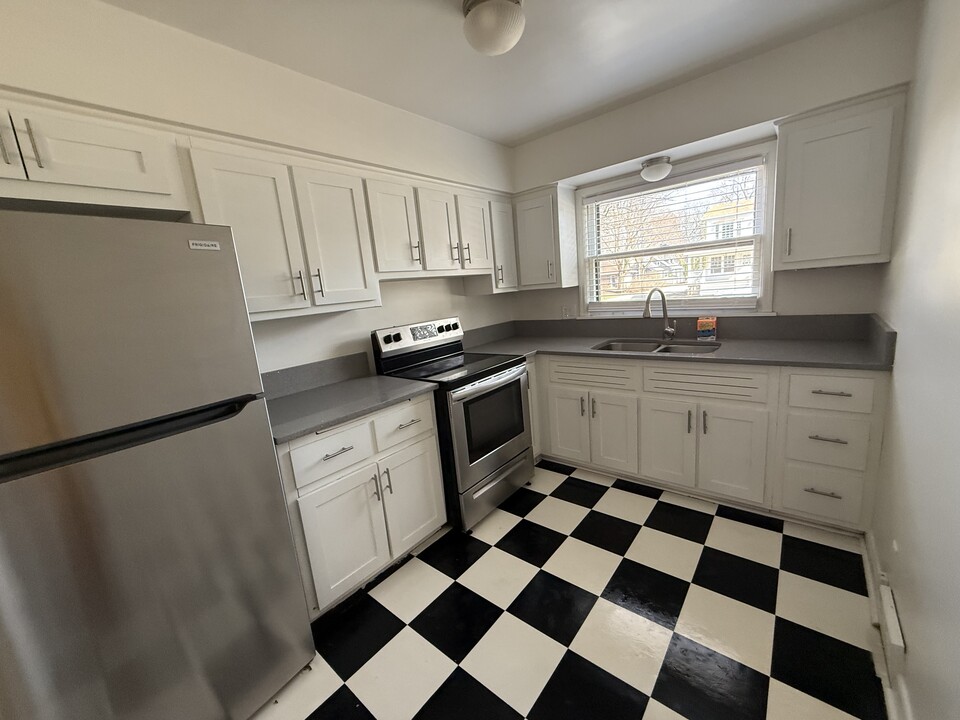 204 N Locust St, Unit 1 in Oconomowoc, WI - Foto de edificio