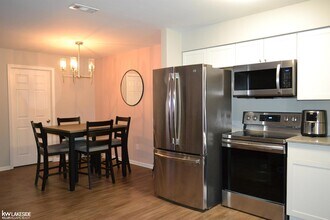 101 Country Club Dr, Unit 84 in St. Clair Shores, MI - Building Photo - Building Photo