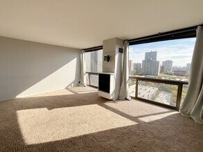 4343 N Clarendon Ave, Unit 1501 in Chicago, IL - Building Photo - Building Photo