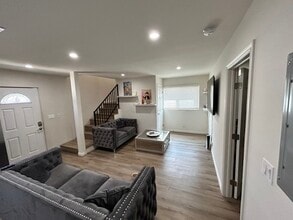 6724 Nestle Ave in Reseda, CA - Building Photo - Building Photo