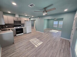 846 S Morgan St in Angleton, TX - Building Photo - Building Photo