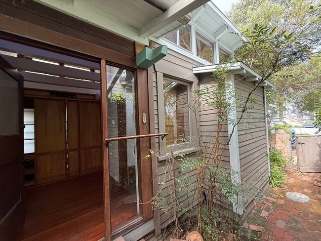 Hidden Garden Retreat – A One-Bedroom Oasis in the Heart of Venice in Los Angeles, CA - Building Photo - Building Photo