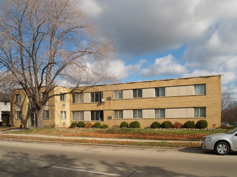 6860 W Appleton Ave in Milwaukee, WI - Foto de edificio