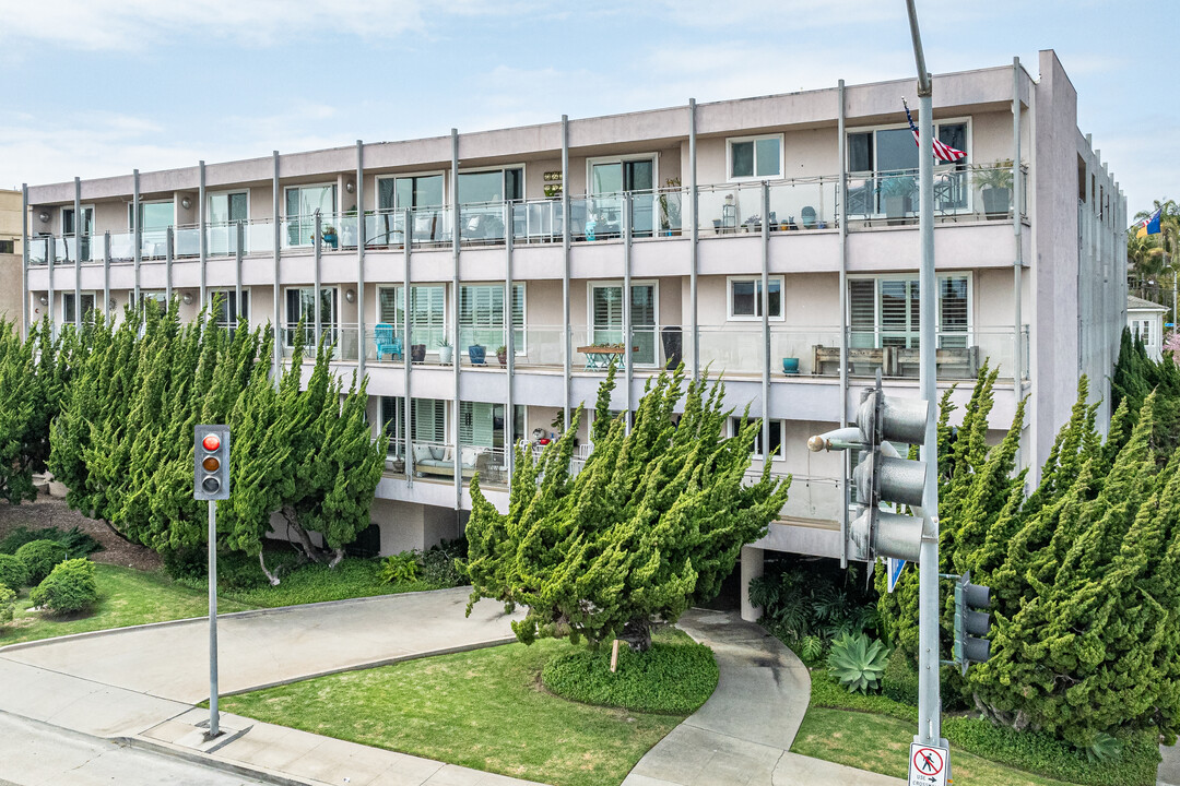 3819 E Livingston Dr in Long Beach, CA - Foto de edificio