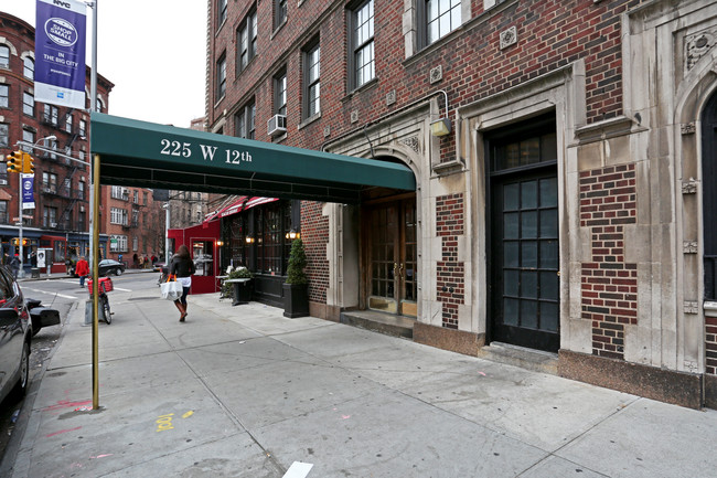 225 W 12th St in New York, NY - Foto de edificio - Building Photo