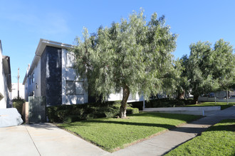 Canfield Plaza Apartments in Los Angeles, CA - Building Photo - Building Photo