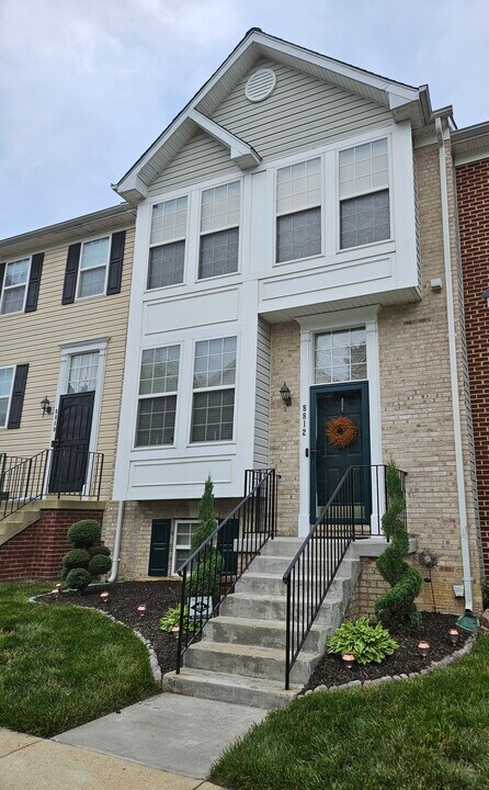 8812 Community Square Ln in Upper Marlboro, MD - Foto de edificio