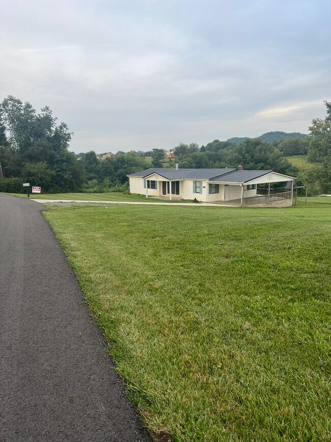 20534 Lake Rd in Abingdon, VA - Building Photo - Building Photo