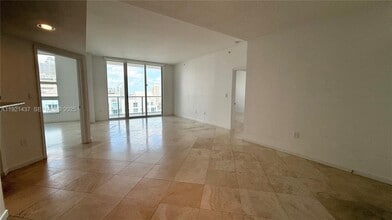 1155 Brickell Bay Dr in Miami, FL - Building Photo - Building Photo