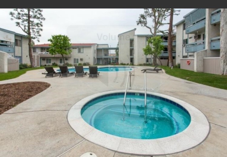 Olive Creek in Canoga Park, CA - Foto de edificio