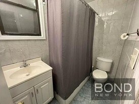 213.5 W 16th St in New York, NY - Building Photo