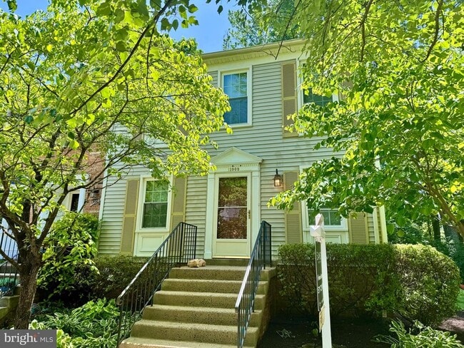 property at 13909 Woods Run Ct