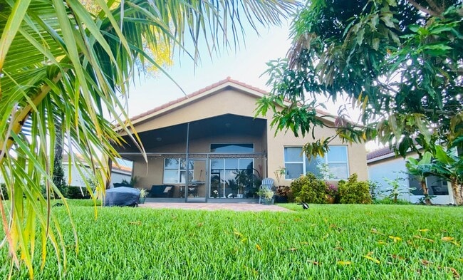 2165 Newport Isles Blvd in Port St. Lucie, FL - Foto de edificio - Building Photo