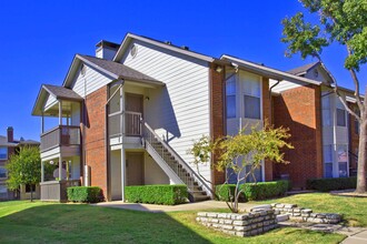 Bear Creek at Harwood Apartments in Euless, TX - Foto de edificio - Building Photo