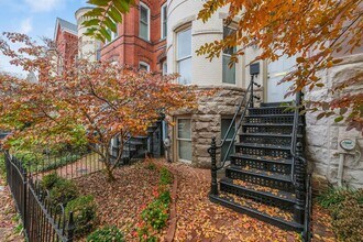310 9th St NE in Washington, DC - Foto de edificio - Building Photo