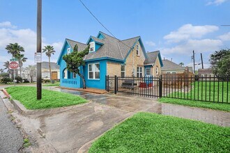 1028 Ave M 1/2 in Galveston, TX - Building Photo - Building Photo
