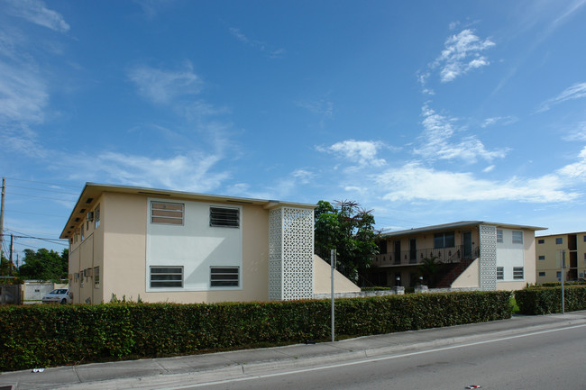 6451 W Flagler St in Miami, FL - Foto de edificio - Building Photo